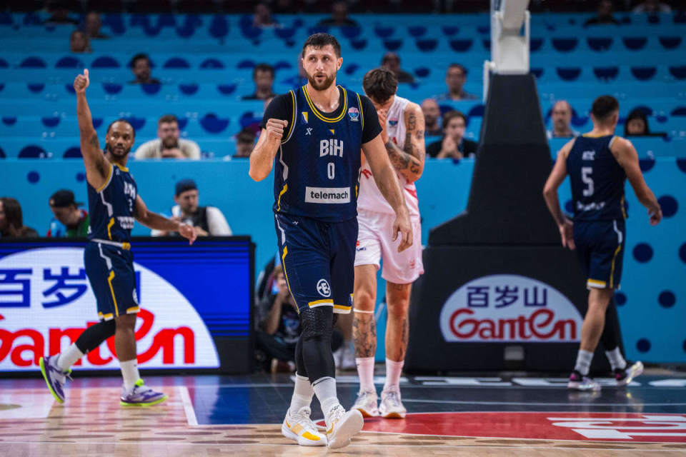 波兰男篮险胜美国男篮,西蒙斯三分雨点燃全场的简单介绍 波兰男篮险胜美国男篮,西蒙斯三分雨点燃全场的简单介绍