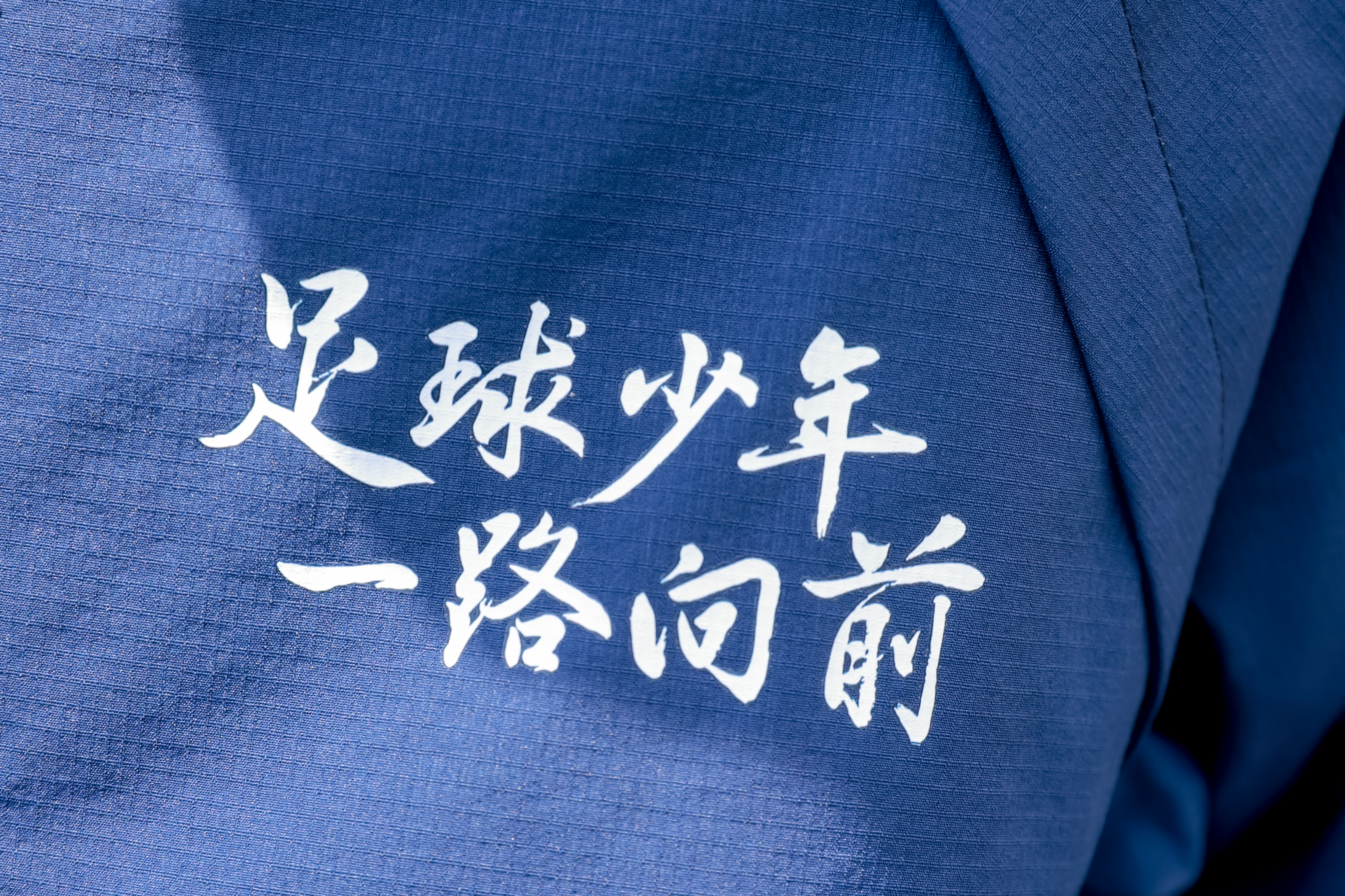 足球联赛角逐愈发激烈，球员犹如英雄逐鹿