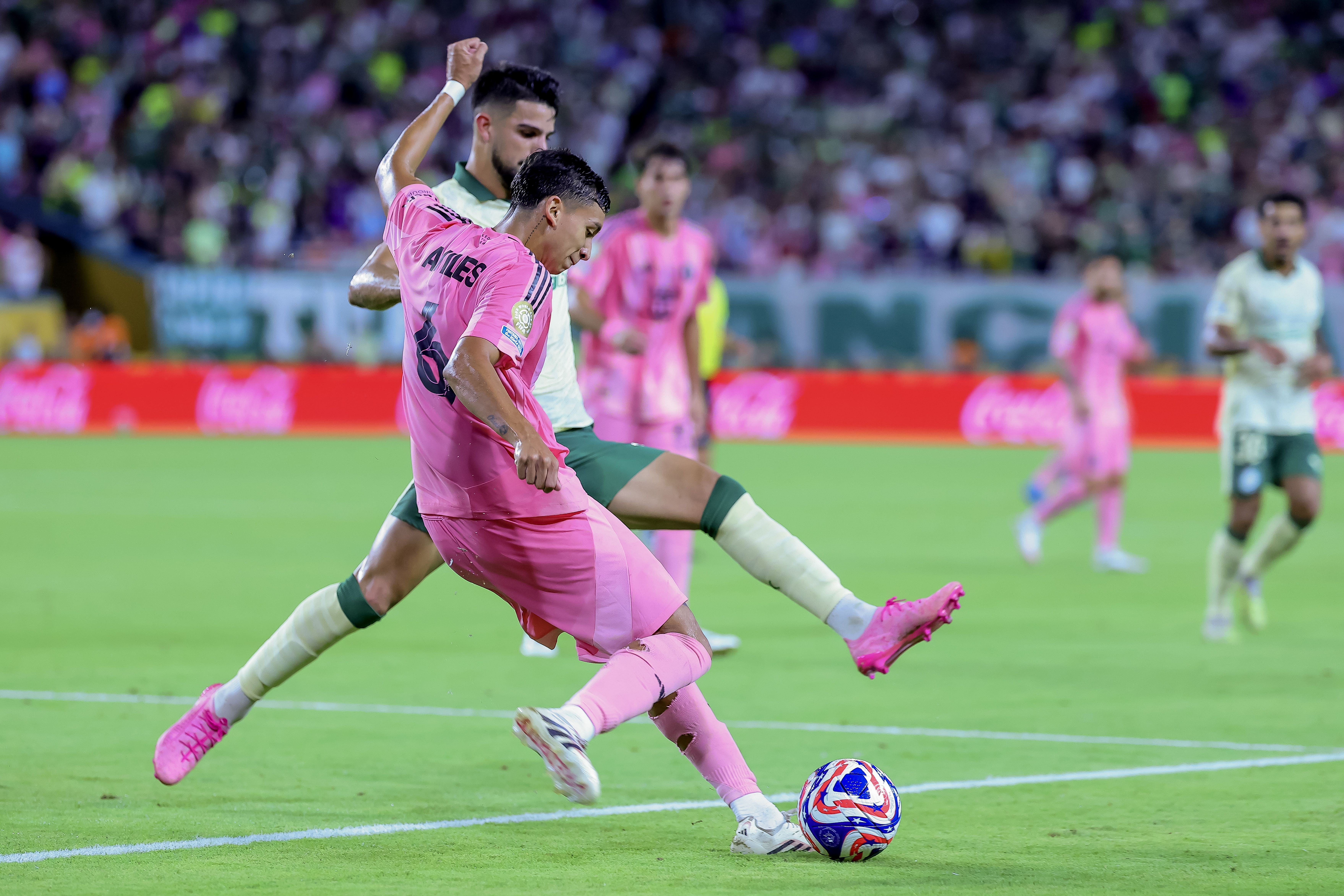 精彩纷呈的国际足球赛事上一幕惊艳全场的简单介绍 精彩纷呈的国际足球赛事上一幕惊艳全场的简单介绍