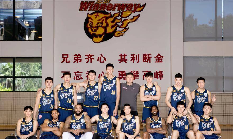 广东宏远再次夺冠,球员表现抢眼的简单介绍 广东宏远再次夺冠,球员表现抢眼的简单介绍